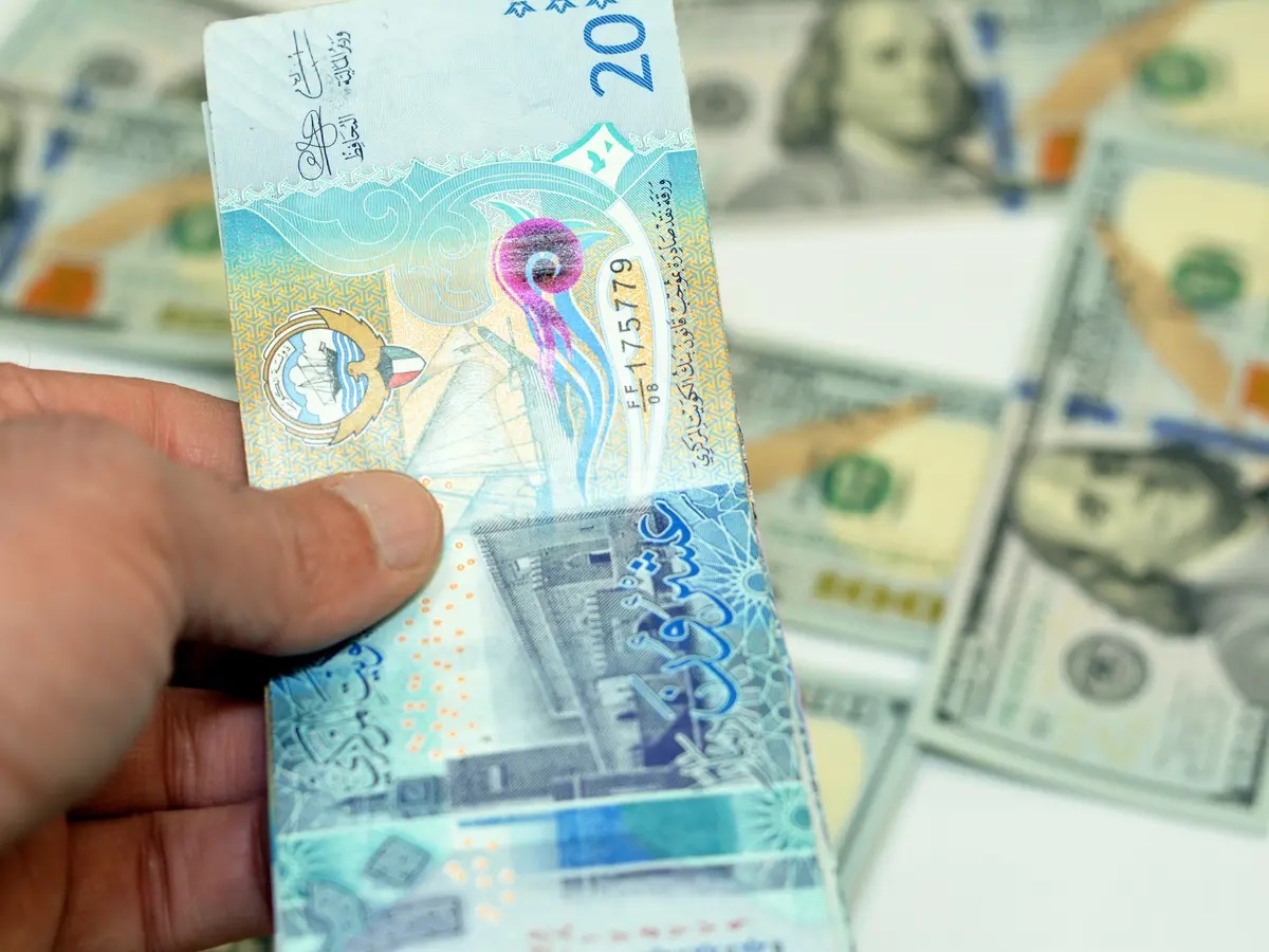 الدولار يستقر عند مستوى 0.306 دينار واليورو يرتفع إلى 0.354